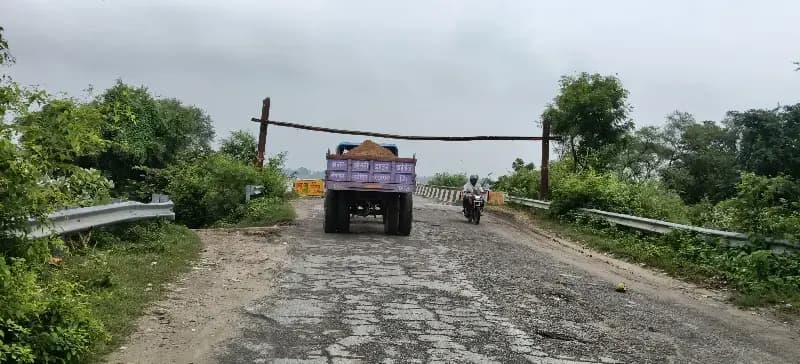 Chandauli News: पुलिस पिकेट से महज 100 मीटर दूर अवैध बालू का भंडारण, ट्रैक्टरों से गाजीपुर भेजने का आरोप.