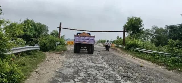 Chandauli News: पुलिस पिकेट से महज 100 मीटर दूर अवैध बालू का भंडारण, ट्रैक्टरों से गाजीपुर भेजने का आरोप.