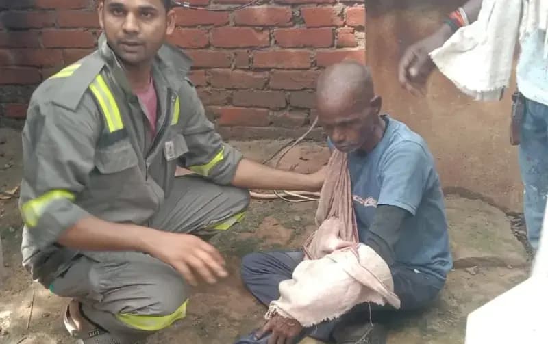 Chandauli News: बेटी का आधार कार्ड नहीं बना तो तीसरी बार BSNL टावर पर चढ़ा सुरेश, चार घंटे बाद उतरा.