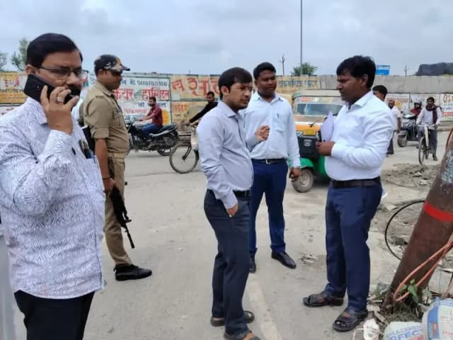 Chandauli News: जलभराव पर भड़के डीएम, अधिकारियों को लगाई फटकार, तत्काल जल निकासी के दिए निर्देश.