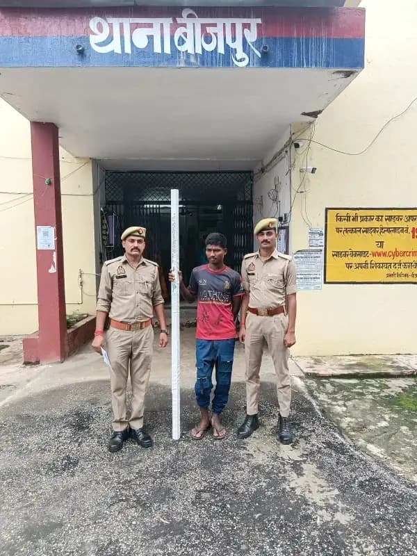 Sonbhadra News: चोरी के मामले में आरोपी गिरफ्तार, लोहे के तीन एंगल बरामद.