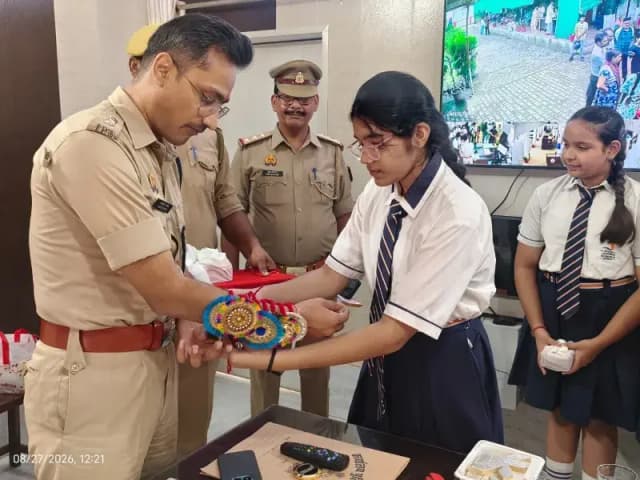 Chandauli News: छात्राओं ने एसपी आकाश पटेल को बांधी राखी, बोले- सुरक्षा के लिए पुलिस सदैव तत्पर.