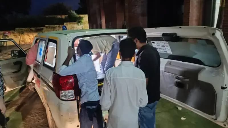 Sonbhadra News: त्योहार की खुशी मातम में बदली, सड़क हादसे में पति की मौत, पत्नी गंभीर अवस्था में BHU ट्रामा सेंटर रेफर.
