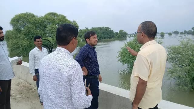 Chandauli News: गड़ई नदी का बढ़ा जलस्तर, अहरौरा डैम से बिना सूचना पानी छोड़ने पर डीएम ने जताई नाराजगी.