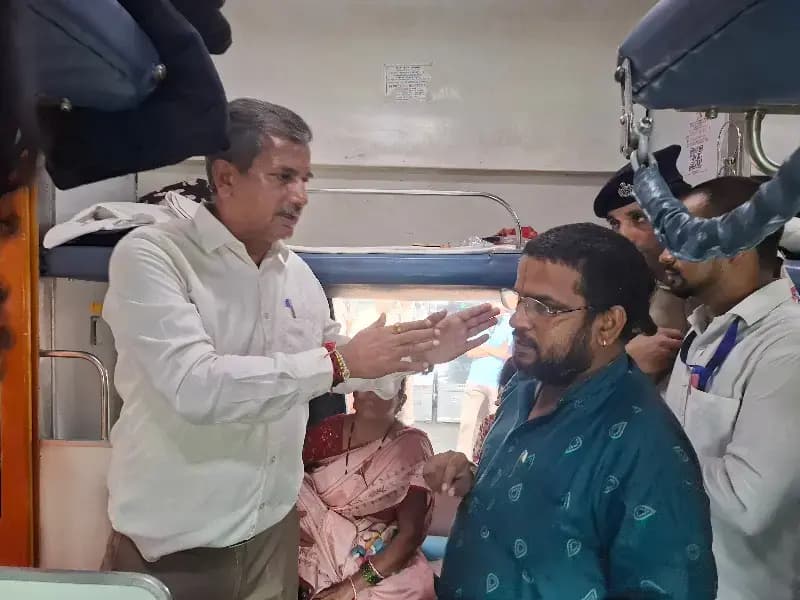 Chandauli News: नेपाल की बाढ़ से सुरक्षित निकले 106 तीर्थयात्री पहुंचे DDU जंक्शन, बोले- मौत के मुंह से लौटे.