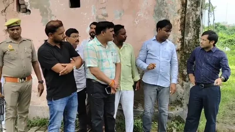 Chandauli News: नगर पालिका क्षेत्र में जलभराव पर भड़के डीएम, PWD और नगर पालिका अधिकारियों को लगाई फटकार