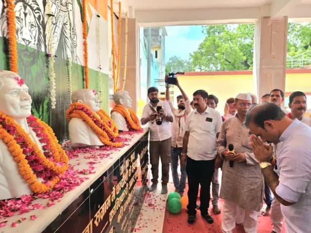 Chandauli News: सैयदराजा गोलीकांड के शहीदों को नमन, 100 फीट तिरंगे और सभागार का हुआ उद्घाटन.