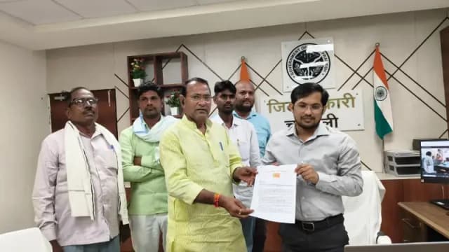 Chandauli News: बाढ़ और बारिश से फसल बर्बाद, मुआवजे की मांग को लेकर किसानों ने डीएम से की मुलाकात.
