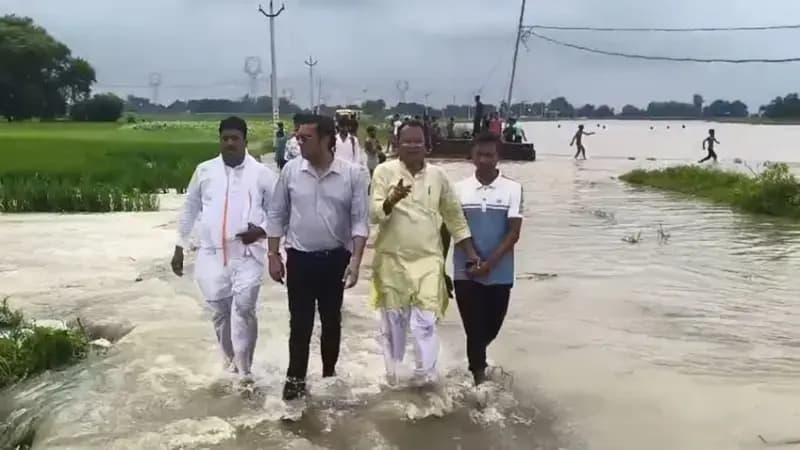 Chandauli News : चंद्रप्रभा नदी का बढ़ा जलस्तर, नगई में घरों तक पहुंचा पानी.