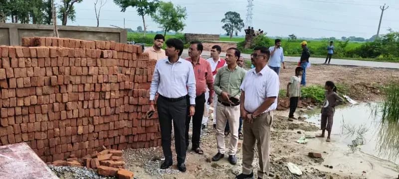 Chandauli News : निर्माणाधीन पंचायत उत्सव भवन में जलभराव पर सीडीओ नाराज, जल्द कार्य पूरा करने के दिए निर्देश.