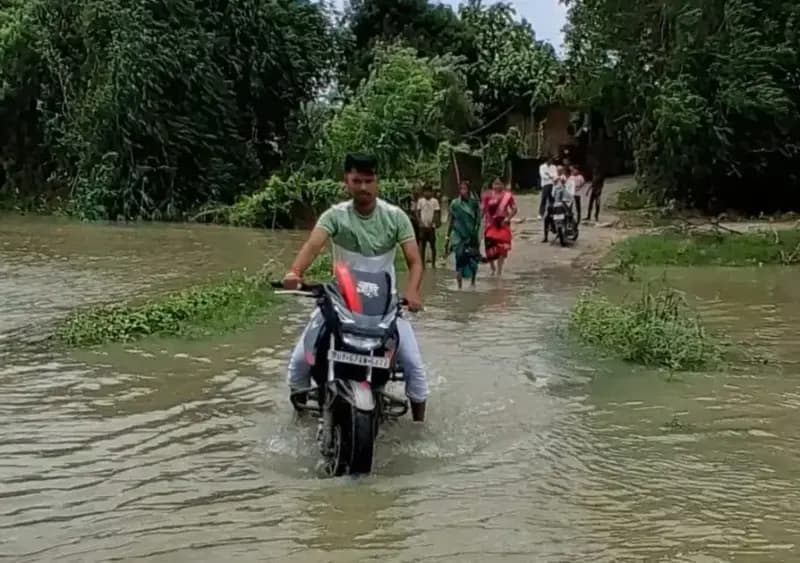 Chandauli News : बाढ़ के पानी में डूबा पकड़ी महुअरियां का मुख्य मार्ग, ग्रामीणों की बढ़ी मुश्किलें.