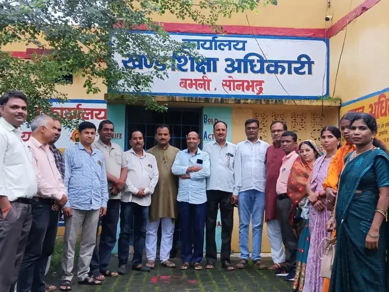 Sonbhadra News: शिक्षामित्रों की बैठक में समस्याओं और सुविधाओं पर हुई चर्चा.