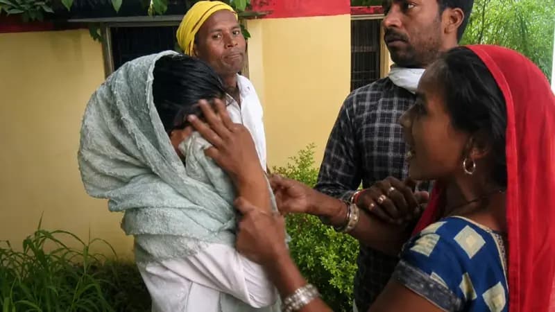 Sonbhadra News: खड़े ट्रैक्टर से टकराईं दो बाइकें, नवविवाहित युवक की मौत.