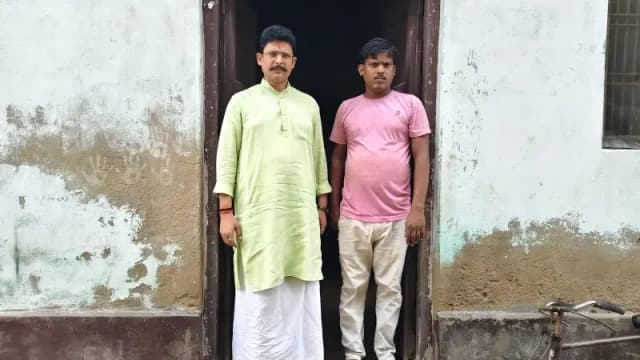Chandauli News: राशन कार्ड में जिंदा व्यक्ति को बताया मृत, जिला पंचायत सदस्य अंजनी सिंह ने उठाए सवाल.