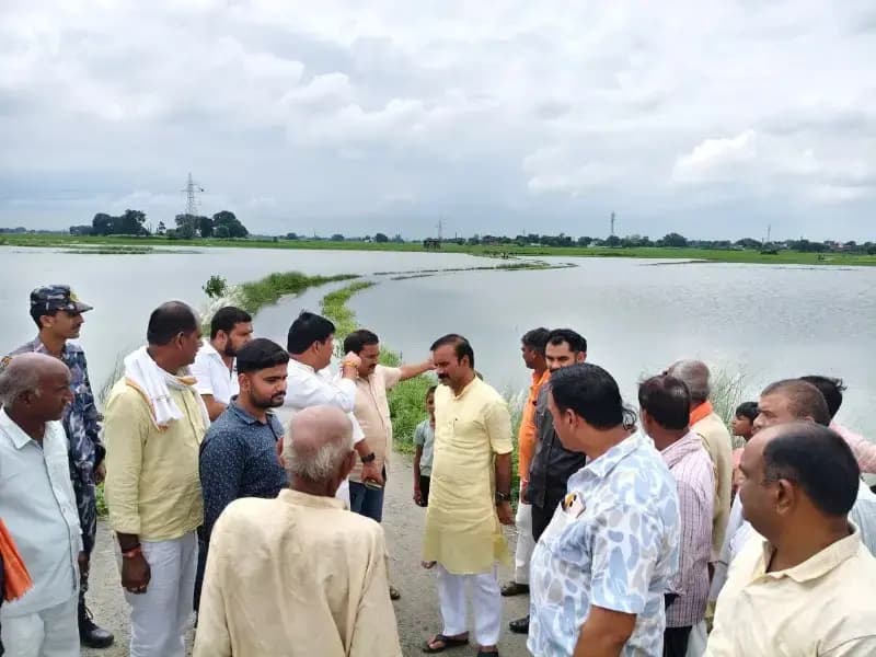 Chandauli News: बाढ़ प्रभावित गांवों में पहुंचे विधायक सुशील सिंह, राहत और नुकसान के सर्वे के दिए निर्देश.