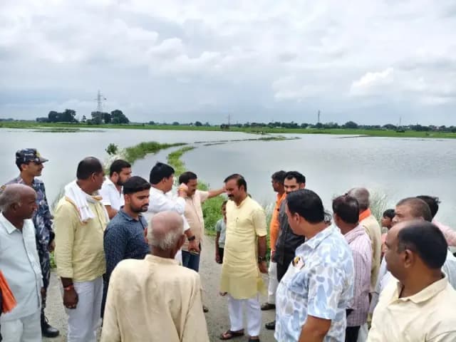 Chandauli News: बाढ़ प्रभावित गांवों में पहुंचे विधायक सुशील सिंह, राहत और नुकसान के सर्वे के दिए निर्देश.