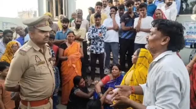 Sonbhadra News: दो साल की बच्ची की मौत पर निजी अस्पताल में हंगामा, परिजनों ने दी तहरीर.