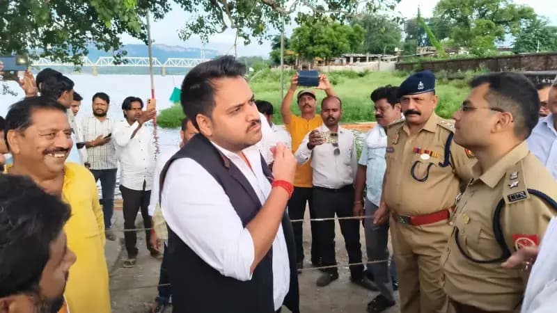 Sonbhadra News: खतरे के निशान से 44 सेंटीमीटर ऊपर पहुंची सोन नदी, चोपन में डीएम-एसपी ने लिया जायजा.
