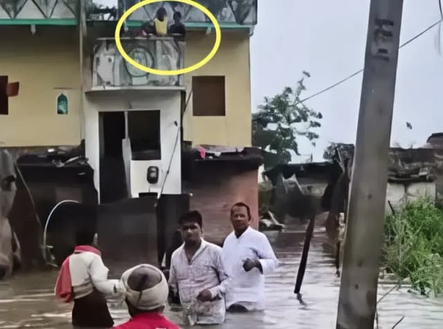 Chandauli News: चूरमुली में बाढ़ प्रभावित इलाकों का निरीक्षण, ग्रामीणों की सुनी समस्याएं.