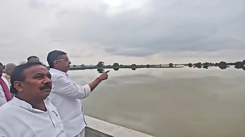 Chandauli News: बाढ़ प्रभावित चिलमुली पहुंचे सांसद बीरेंद्र सिंह, किसानों को मुआवजा दिलाने का भरोसा.