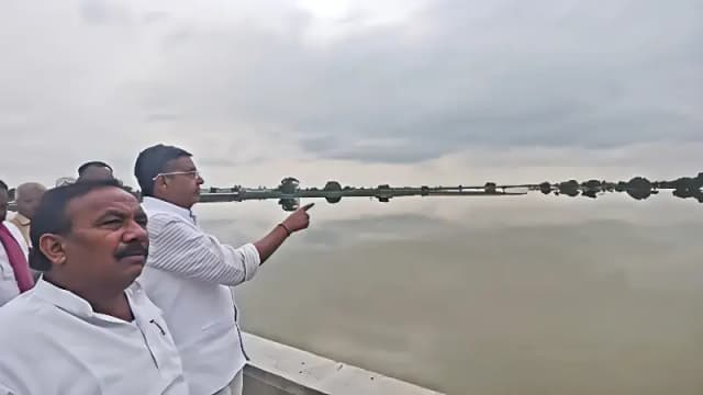 Chandauli News: बाढ़ प्रभावित चिलमुली पहुंचे सांसद बीरेंद्र सिंह, किसानों को मुआवजा दिलाने का भरोसा.