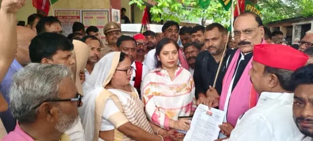 Chandauli News: जलनिकासी और किसानों के मुआवजे को लेकर सपा विधायक का प्रदर्शन, एक सप्ताह का अल्टीमेटम.