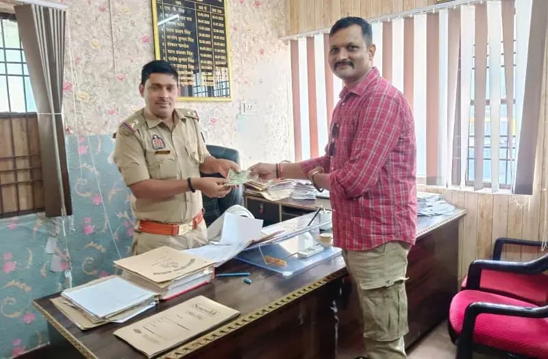 Chandauli News: अवैध शराब बरामदगी में सैयदराजा पुलिस और RPF टीम सम्मानित, मिला 10 हजार का पुरस्कार