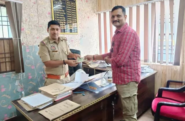 Chandauli News: अवैध शराब बरामदगी में सैयदराजा पुलिस और RPF टीम सम्मानित, मिला 10 हजार का पुरस्कार