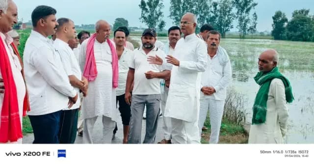 Chandauli News: ड्रेनों की सफाई न होने से हजारों एकड़ फसल जलमग्न, पूर्व सांसद रामकिशुन यादव ने मांगा मुआवजा.