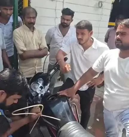 Chandauli News: पेट्रोल पंप पर तेल चोरी का आरोप, गाड़ी रास्ते में हुई बंद, ग्राहक ने की जांच की मांग.