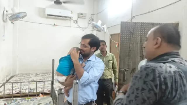 Chandauli News: डीएम ने बालगृह और वृद्धाश्रम का किया औचक निरीक्षण, बच्चों की पढ़ाई के लिए शिक्षक और बुजुर्गों की साप्ताहिक जांच के निर्देश.