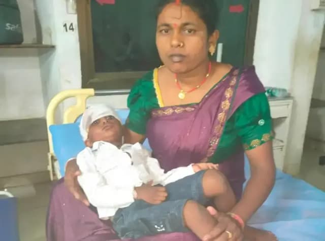 Chandauli News: सड़क पर अचानक दौड़ी भैंस से बाइक टकराई, युवक समेत दो बच्चे गंभीर, वाराणसी रेफर.