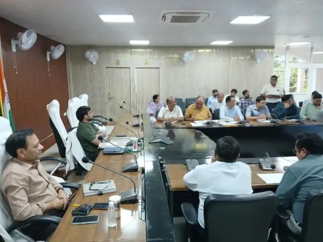 Chandauli News: विकास कार्यों में सुस्ती पर डीएम सख्त, बोले- मैनपावर बढ़ाकर तय समय में पूरा करें काम.