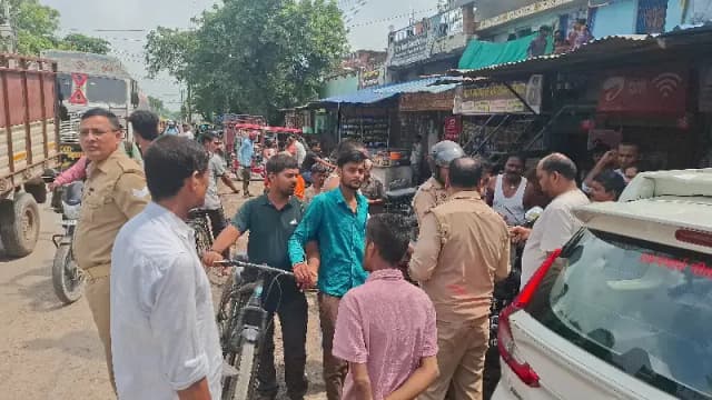 Chandauli News: ट्रक की टक्कर से डीएफसी कर्मी गंभीर घायल, चालक हिरासत में.