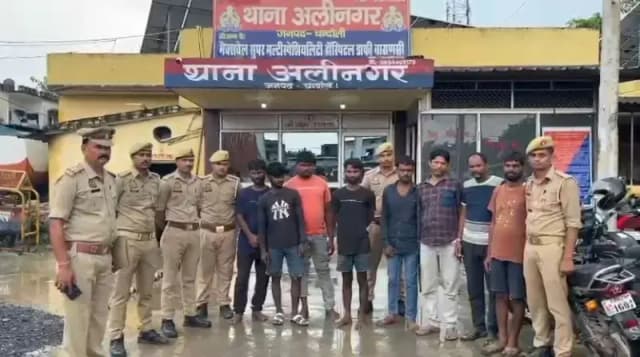 Chandauli News: पिकअप से भैंस चुराकर भाग रहे थे बदमाश, पुलिस टीम पर पिकअप चढ़ाने की कोशिश, आठ गिरफ्तार.