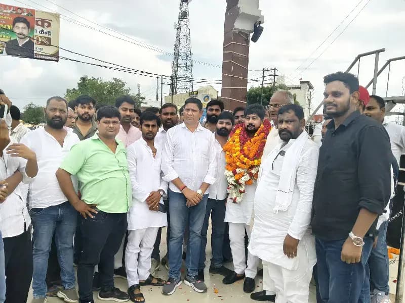 Chandauli News: सपा प्रदेश कार्यकारिणी सदस्य बने संदीप यादव का जोरदार स्वागत, 2027 विधानसभा चुनाव को लेकर भरी हुंकार.