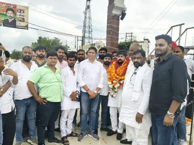 Chandauli News: सपा प्रदेश कार्यकारिणी सदस्य बने संदीप यादव का जोरदार स्वागत, 2027 विधानसभा चुनाव को लेकर भरी हुंकार.