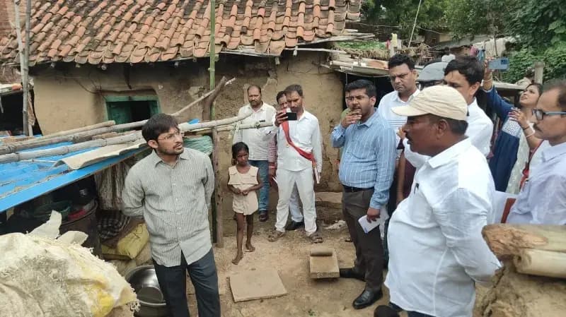 Chandauli News: पीड़ितों की चौखट तक पहुंचे डीएम, बारिश प्रभावित गांवों में पैदल घूमकर जाना हाल.