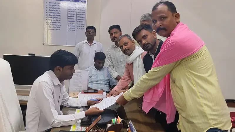 Chandauli News: बाढ़ से फसल बर्बाद होने पर कलेक्ट्रेट पहुंचे ग्रामीण, मुआवजे की मांग.