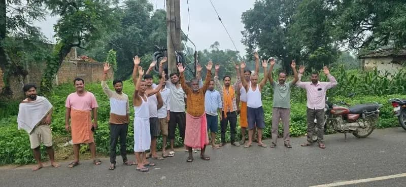 Sonbhadra News: तीन दिन से खराब ट्रांसफार्मर, बिजली संकट से ग्रामीण परेशान.