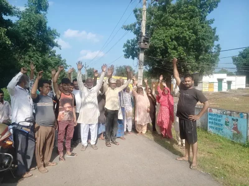 Sonbhadra News: 40 दिन से खराब ट्रांसफार्मर, अंधेरे में रहने को मजबूर ग्रामीणों का प्रदर्शन.