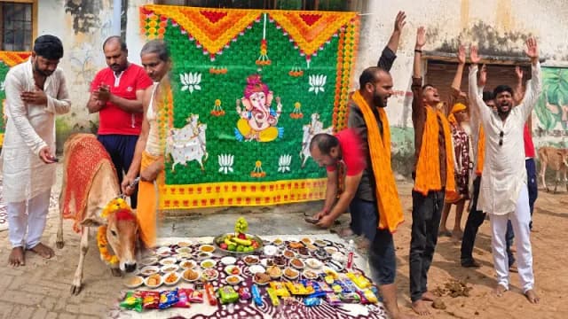 Sonbhadra News: एक साल से भूख के अंधेरे में उम्मीद की रोशनी जला रहा ‘गौ वसुंधरा नर सेवा फाउंडेशन’ ने मनाया गौ पूजन के साथ पहली वर्षगांठ.