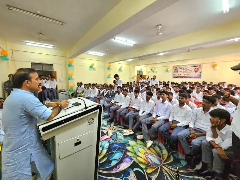 Chandauli News: संवाद कार्यक्रम में विधायक सुशील सिंह ने छात्रों के सवालों के दिए जवाब.