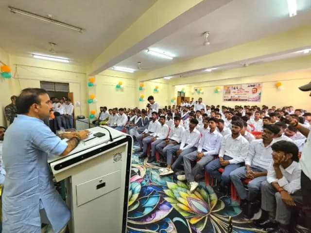 Chandauli News: संवाद कार्यक्रम में विधायक सुशील सिंह ने छात्रों के सवालों के दिए जवाब.