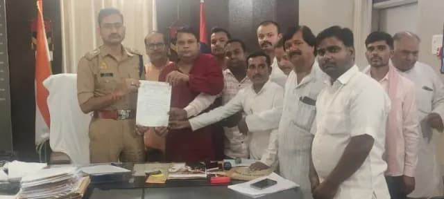Chandauli News: व्यापारियों पर मुकदमा दर्ज होने से आक्रोश, एसपी से मिले सकलडीहा व्यापार मंडल के पदाधिकारी.