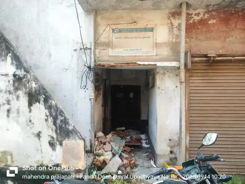 Chandauli News: जर्जर मकान की कुंडी तोड़कर 80 हजार का सामान चोरी, मेन लाइन का तार भी काटा.