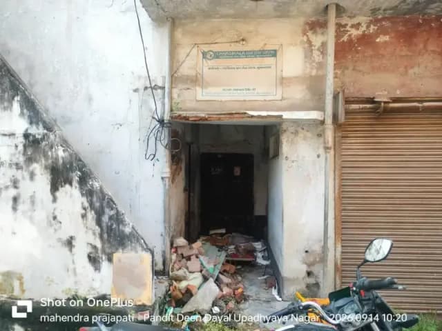 Chandauli News: जर्जर मकान की कुंडी तोड़कर 80 हजार का सामान चोरी, मेन लाइन का तार भी काटा.