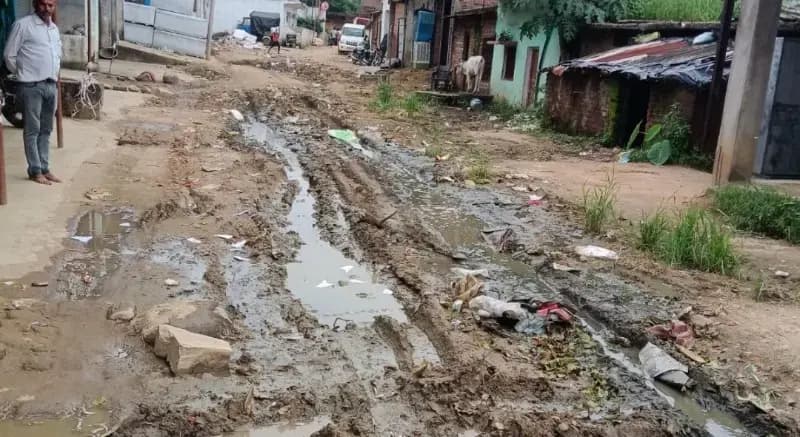 Sonbhadra News: बभनी बाजार की कीचड़ भरी सड़क से राहगीर परेशान, पूर्व प्रधान ने डीएम से की मरम्मत की मांग.