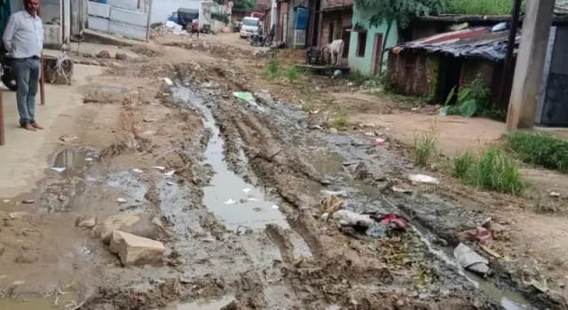 Sonbhadra News: बभनी बाजार की कीचड़ भरी सड़क से राहगीर परेशान, पूर्व प्रधान ने डीएम से की मरम्मत की मांग.