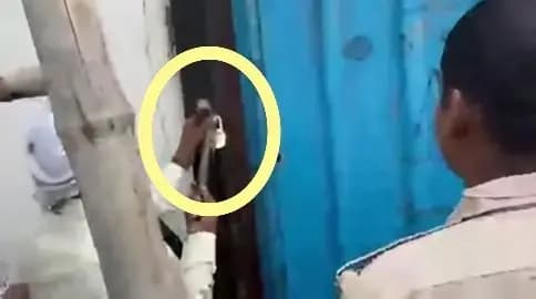 Chandauli News: कमरे में बंद युवती को पुलिस ने मकान का ताला तोड़कर कराया मुक्त, दो पर नामजद मुकदमा.
